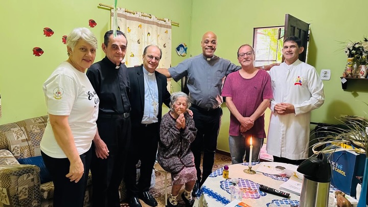 Dom Valdir José de Castro durante a Visita Pastoral à paróquia