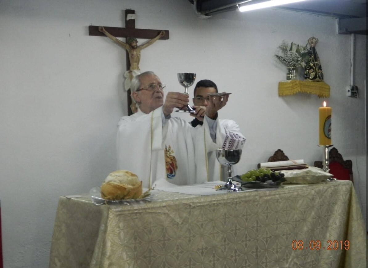 Padre Edmundo da Mata elevando o cálice durante a missa de 08/09/2019, no espaço cedido pela Família Camisa Nova