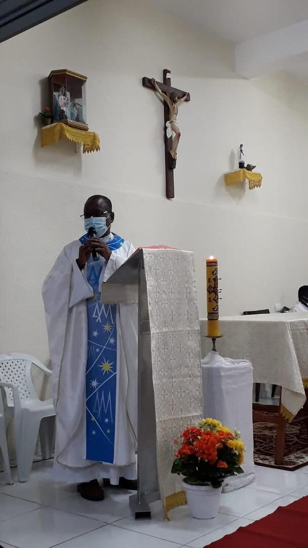 Padre Sylvestre no ambão na reabertura da capela