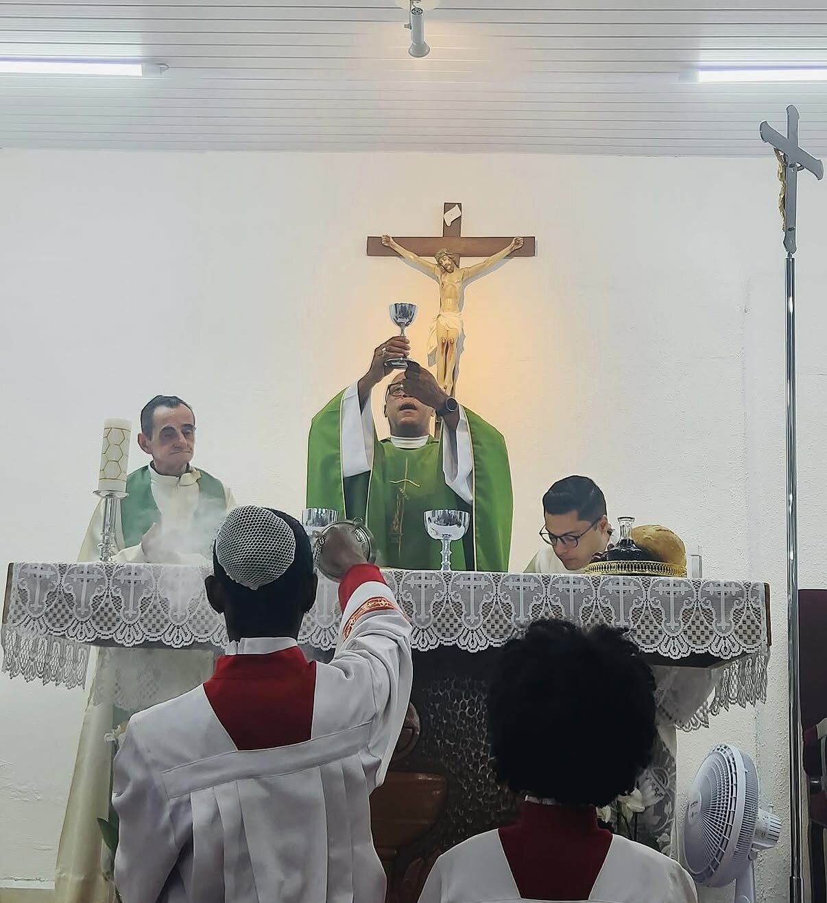 Consagração no altar durante a primeira missa