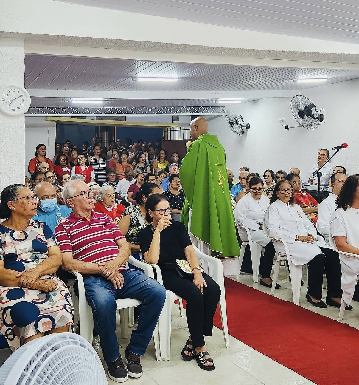 Fiéis lotando a capela