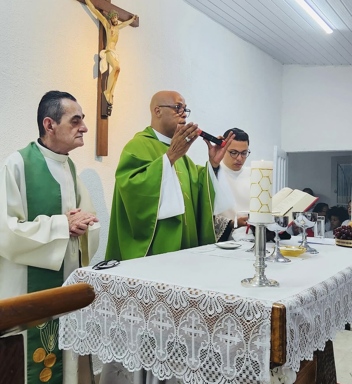 Celebrantes no altar