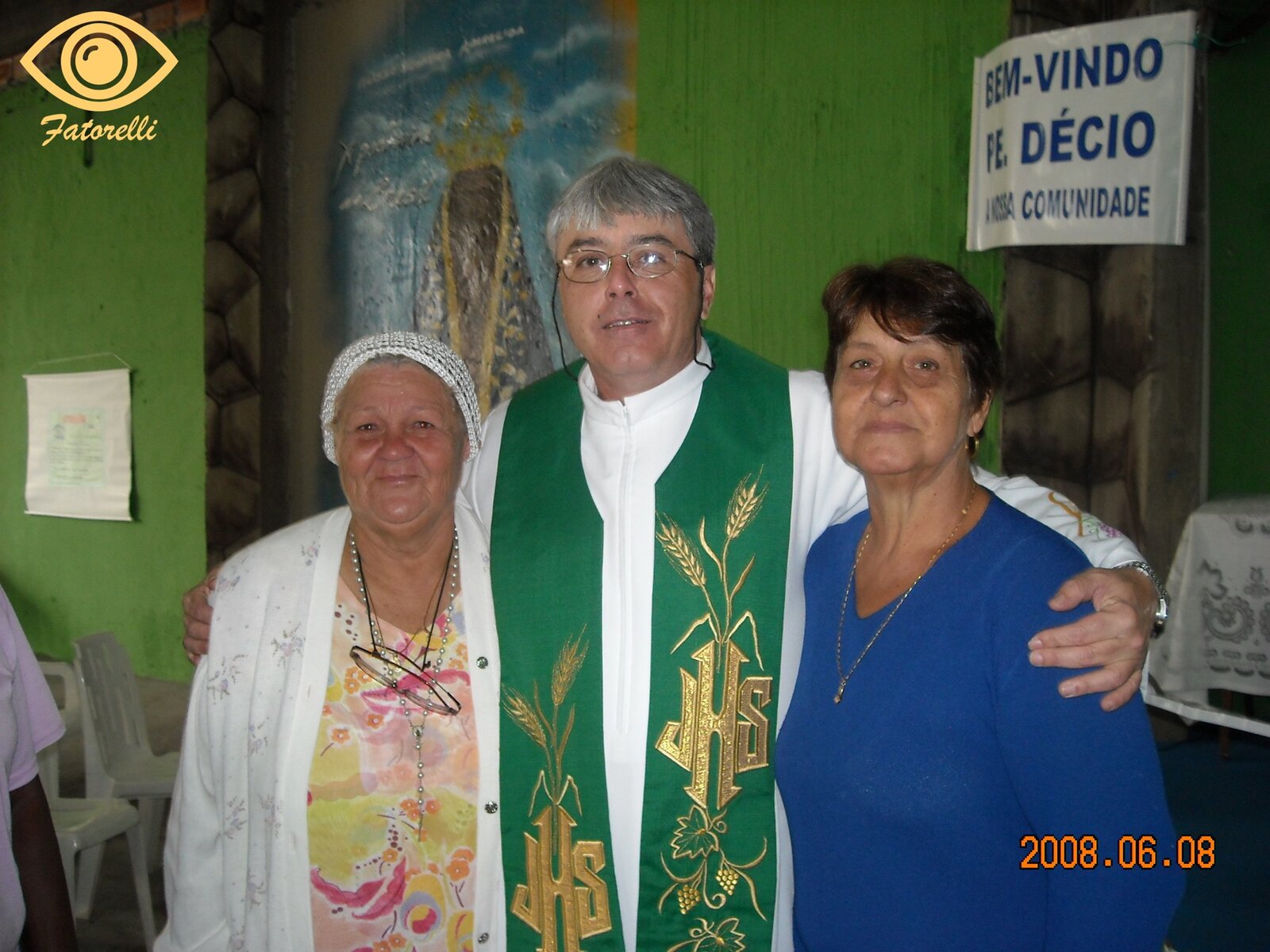 Padre Décio com duas paroquianas na primeira missa