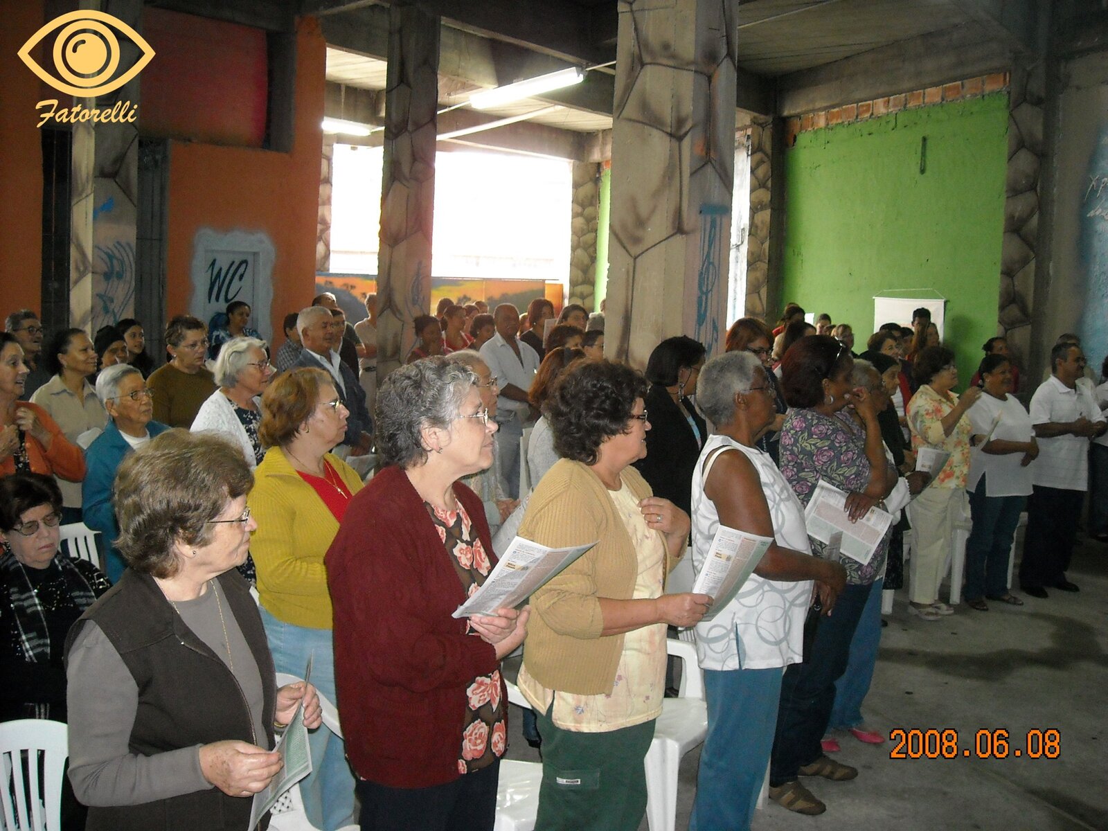 Fiéis reunidos na primeira missa da comunidade