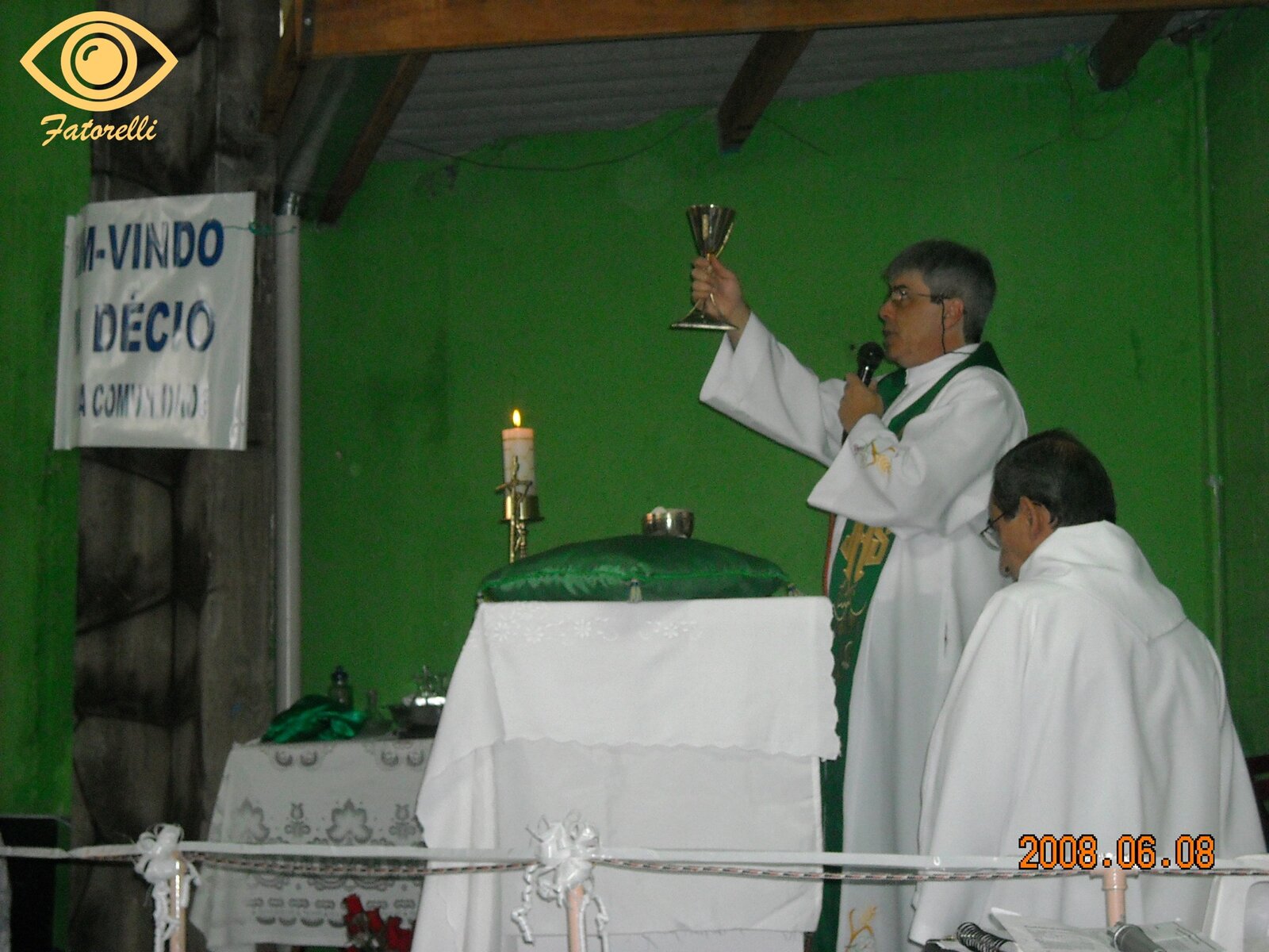 Padre Décio elevando o cálice na primeira missa da Comunidade Nossa Senhora da Penha