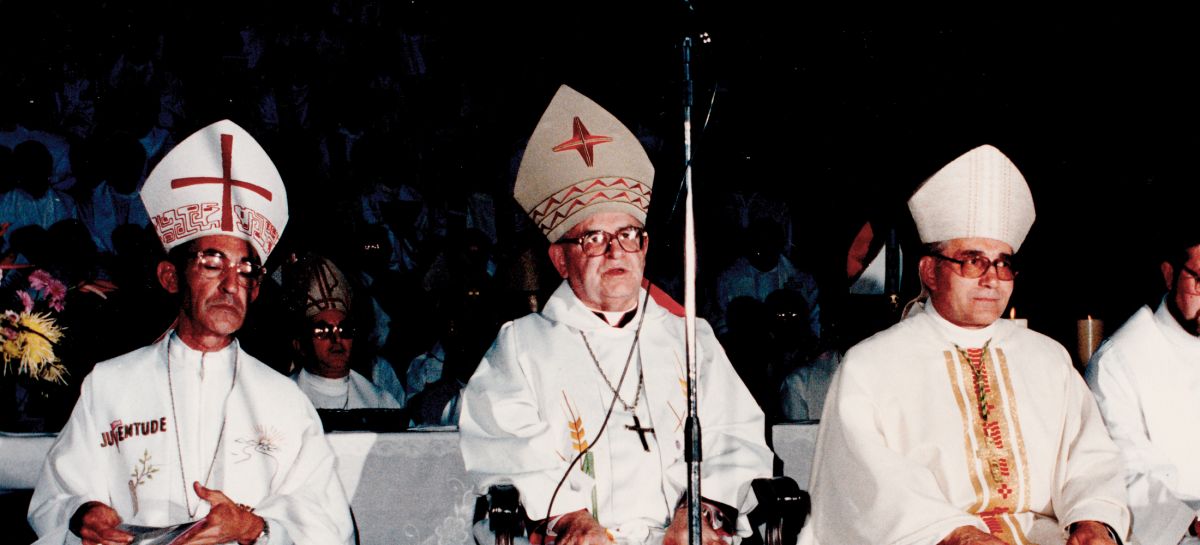 Bispos de mitra em celebração solene de 1989, ano da instalação da Diocese de Campo Limpo