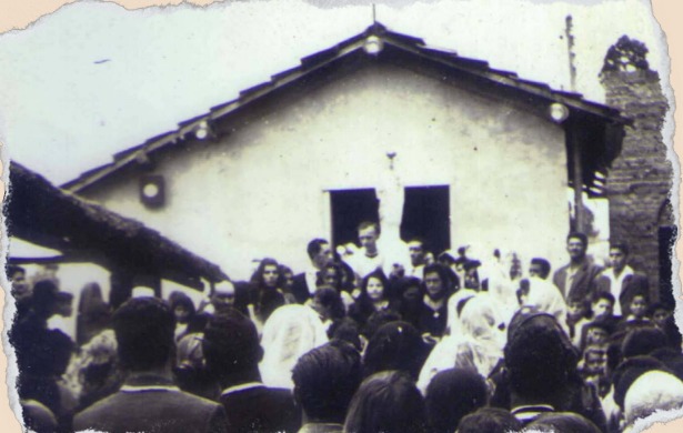 Antiga Capela São Luiz Gonzaga, com fiéis na porta