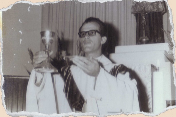 Padre Edmundo da Mata celebrando, com o cálice