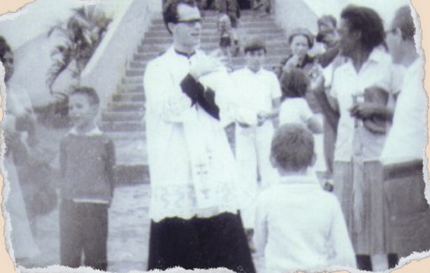 Padre Edmundo da Mata com fiéis na escadaria