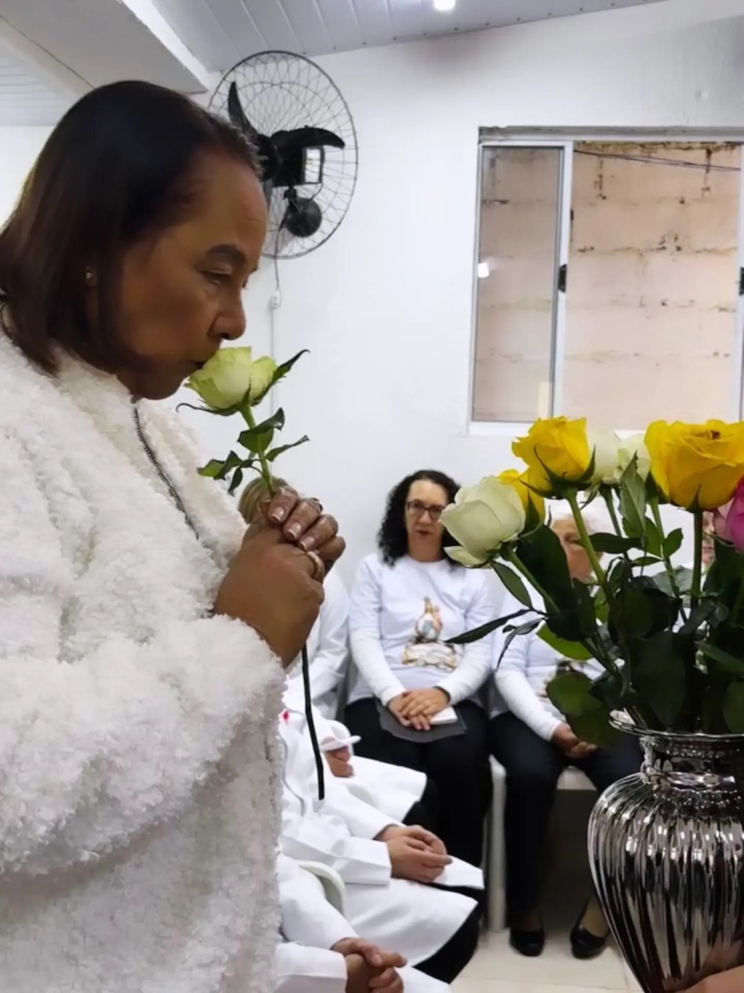 Fiel com flor em oração