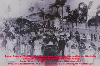Multidão de fiéis diante da Penhinha em 1910, na antiga Av. São Luiz
