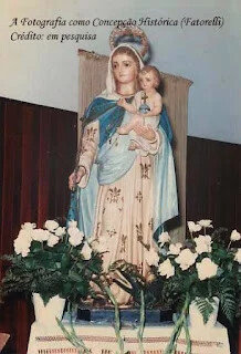 Imagem de Nossa Senhora da Penha entre flores brancas