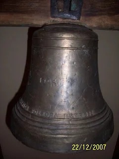 Sino de bronze de 1904 da antiga Capela Nossa Senhora da Penha, com a inscrição da Fábrica de Pólvora Estrella
