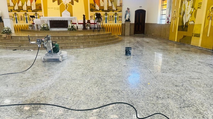 Detalhe da máquina polindo o piso da igreja