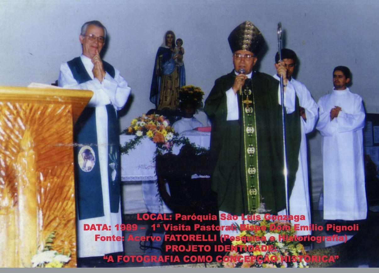 Dom Emílio Pignoli, de mitra e báculo, discursa na Paróquia São Luiz Gonzaga durante a primeira visita pastoral, em 1989, ao lado do Padre Edmundo da Mata